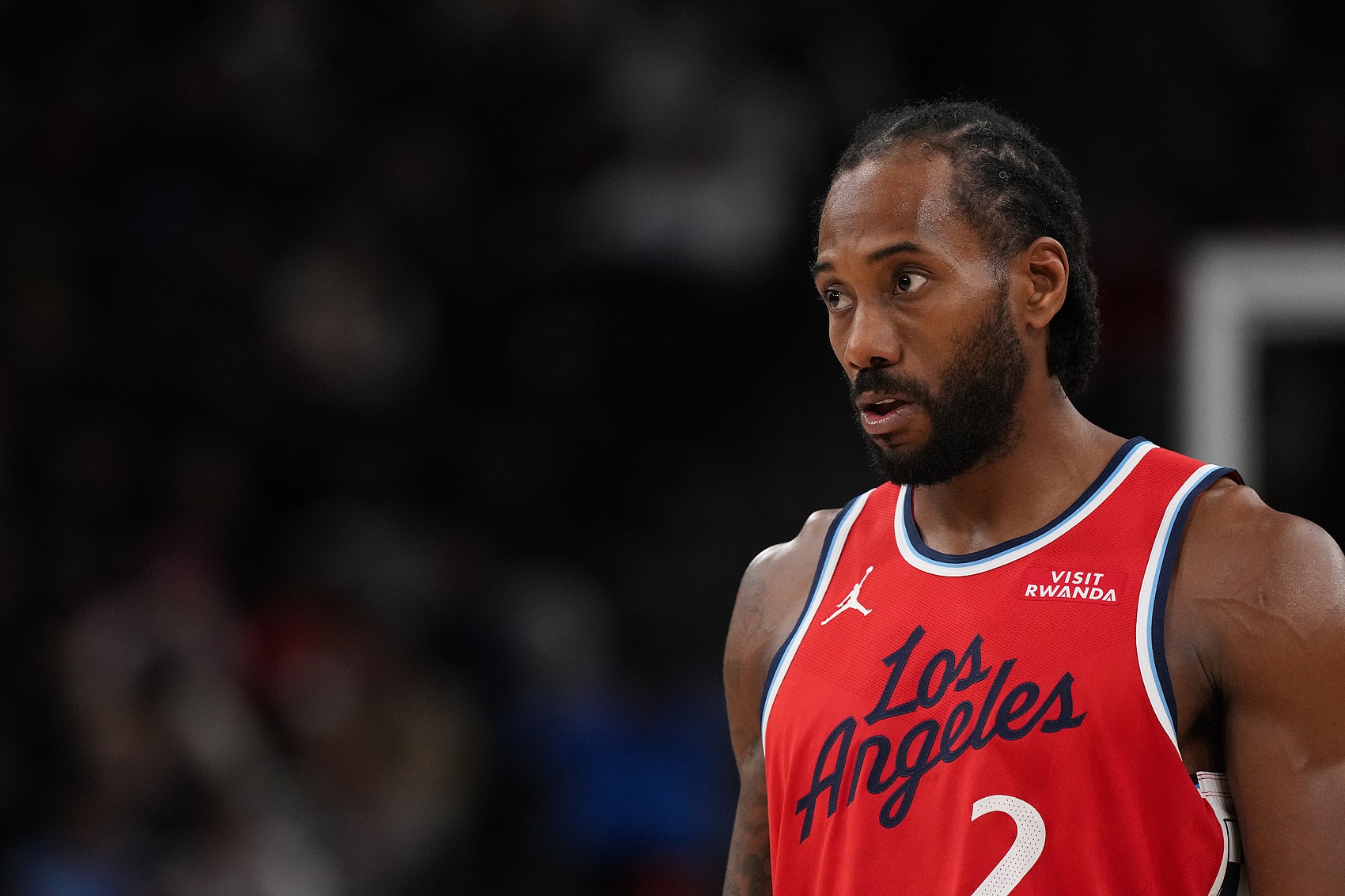 开云体育-难阻失利！莱昂纳德攻防一体 20中10砍下25分3板4助3断