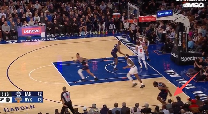 开云体育-船记：小卡在对阵尼克斯比赛中踩到了场边球迷 导致右脚踝扭伤