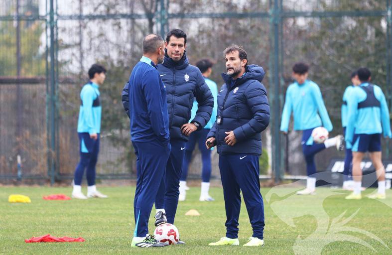 开云体育-三镇主帅打造三叉戟！两大神锋共480万欧，小将破门 2-2平海港B队